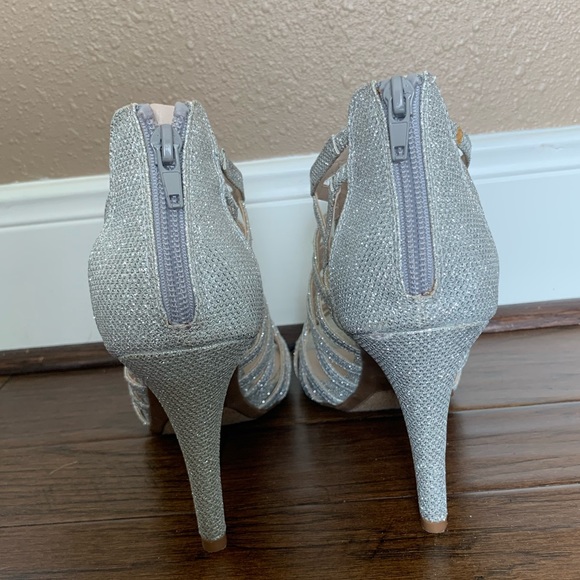 Fergalicious 4” Silver Heels Size 9 - Zip Up Back - Picture 3 of 3